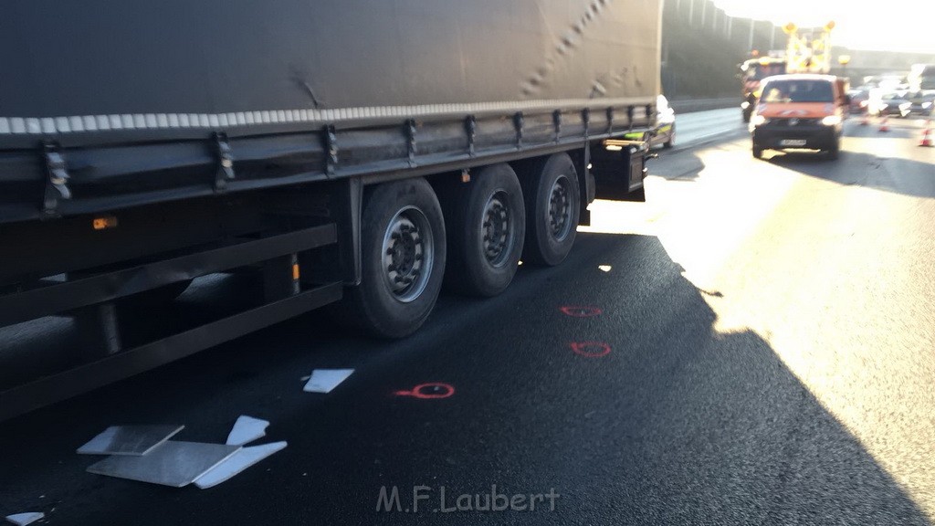 LKW Ladung verschoben A 3 Rich Oberhausen Hoehe AS Koeln Dellbrueck SP P08.jpg